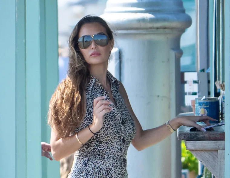 Nogometaš je prekinuo svaki kontakt s ljubavnicom Lauryn Goodman i ponovno se uselio sa suprugom Annie i njihovo četvero djece, ali to useljenje nije urodilo plodom, jer Annie preko nekih stvari nije mogla prijeći. Pogotovo jer se Kyle se u tajnosti nastavio viđati s Goodman, a drugo su dijete dobili u kolovozu 2023. godine. Lauryn Goodman je na slici. 