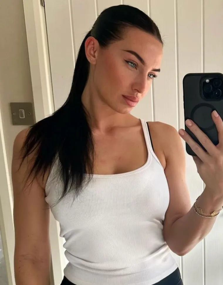 Preko toga Annie Kilner nije mogla prijeći i zatražila je razvod, a u brakorazvodnoj parnici traži polovicu njegova bogatstva koje se procjenjuje na 27 milijuna eura. A ne želi odustati niti od njegovih budućih prihoda koji mu se nastavljaju isplaćivati na osnovu ugovora koje je potpisao dok je s njom bio u braku. 