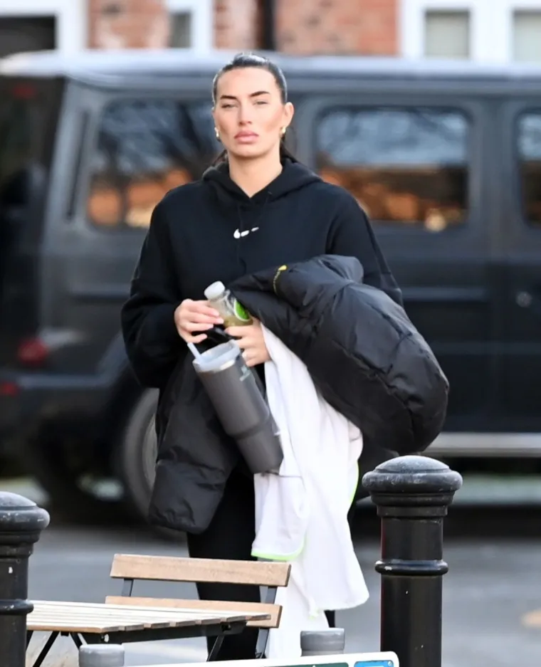 Kyle Walker, naime, i dalje fenomenalno zarađuje, pa tako njegova osnovna tjedna plaća u Manchester Cityju iznosi dvjestotinjak tisuća eura. Stoga će iznos koji će njegova bivša supruga zatražiti za uzdržavanje njihovo četvero djece - bez obzira na presudu o podjeli bračne stečevine zasigurno biti astronomski.