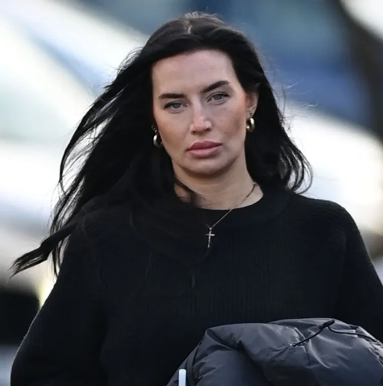 &quot;Dok je Walker pristao na uvjete, Annie je naglasila važnost održavanja prijateljskog razvoda kako bi se izbjegle nepotrebne pravne bitke i daljnja javna drama. &quot;Osjeća se kao da su joj ukradeni dostojanstvo i ponos tijekom braka i želi biti zadužena za to da joj to nitko više nikada ne oduzme&quot;, rekao je izvor.