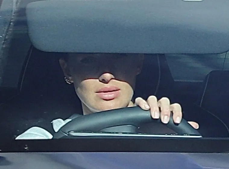 Annie Kilner viđena je prvi put jučer otkako je navodno svom suprugu Kyleu Walkeru dala "ultimatum od 18 milijuna eura", da spasi njihov brak. Usred te drame, Annie se vozila Cheshireom u svom električnom automobilu BYD Seal sa spu&scaron;tenim &scaron;titnikom za sunce. Čitava Engleska bruji o ovom.