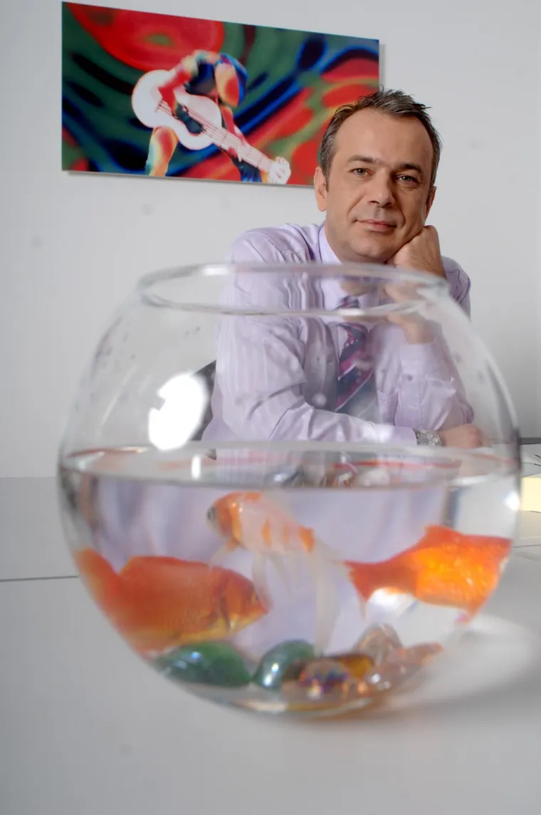 Nakon zavr&scaron;etka osnovne i srednje &scaron;kole u rodnom gradu, preselio se u Zagreb, gdje je diplomirao na Fakultetu političkih znanosti. 