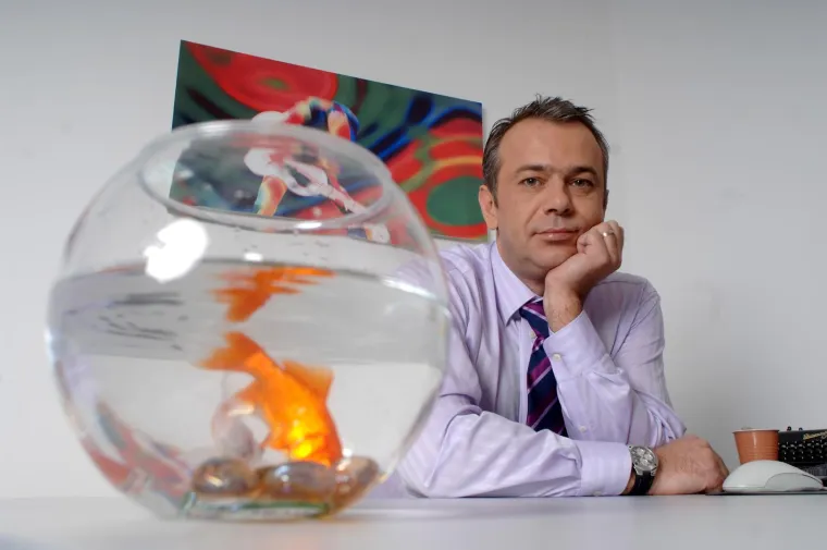 Svoju novinarsku karijeru započeo je 1986. godine kao radijski voditelj na Radio Brodu, vodeći emisiju "Po va&scaron;im željama". Njegov talent ubrzo je prepoznat pa je karijeru nastavio na državnoj televiziji te ubrzo postao jedno od najprepoznatljivijih lica s malih ekrana. 