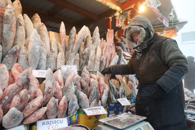 Ipak, u Jakutsku se i u takvim uvjetima najnormalnije živi te ga se iz tog razloga smatra jednim od najhladnijih naseljenih gradova na svijetu.