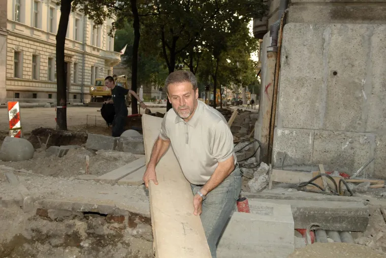 Tamo je 2000. upisao poslijediplomski studij. 