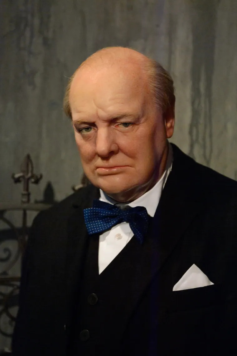 Churchill je bio sklon teškim, dugotrajnim napadima depresije, koju je nazivao svojim &quot;crnim psom&quot;. Puno je pio tijekom svog života kako bi se nosio sa svojim tmurnim osjećajima. &quot;Ne volim biti kraj tračnica, nekoliko kapljica očaja okončalo bi sve...&quot;, znao je govoriti.