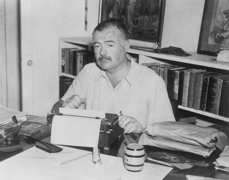 Pred kraj svog života, Hemingway je postao paranoičan te je vjerovao da ga prati FBI. Izolirao se kad mu se bolest pogoršala te se, na koncu, ustrijelio kada je imao 61 godinu.