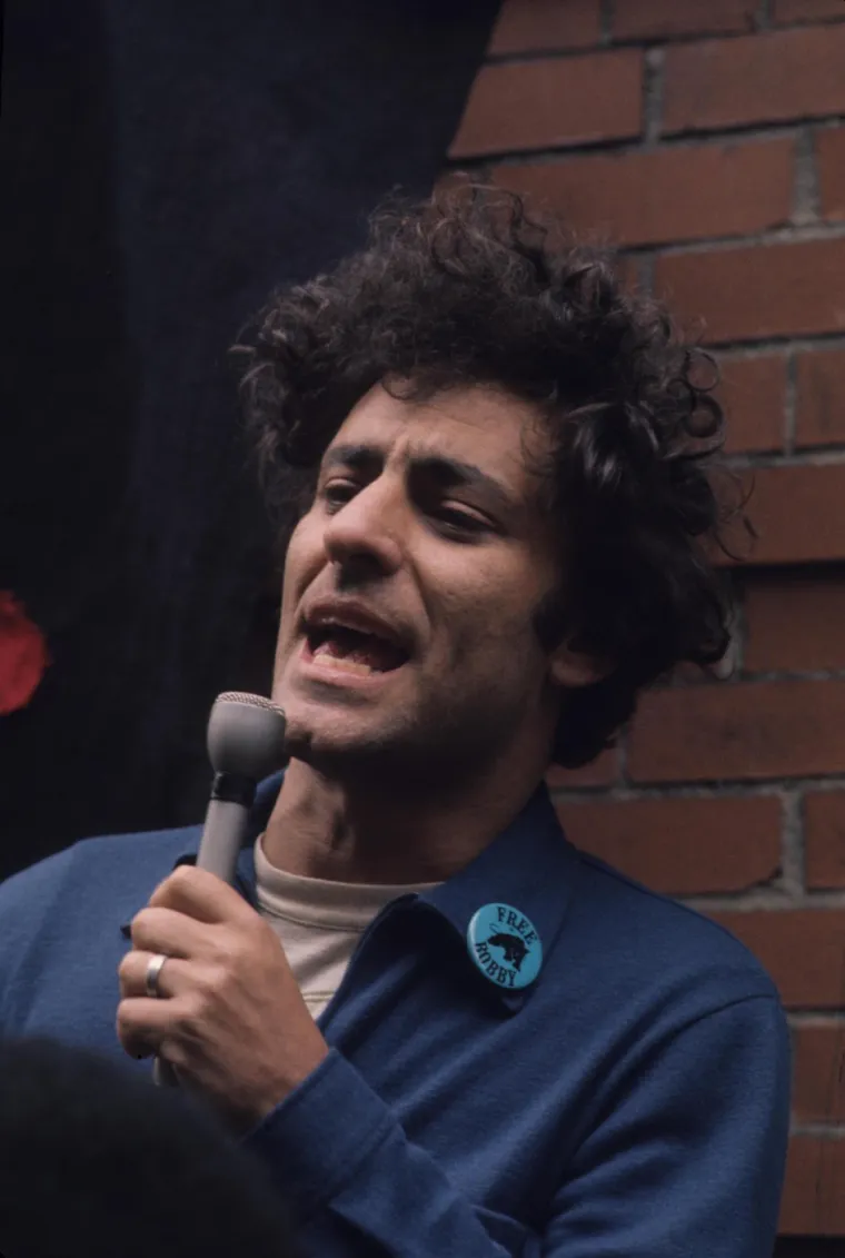 14. Abbie Hoffman - Legendarni politički aktivist, komičar i član Čika&scaron;ke sedmorke, borio se s depresijom i bipolarnim poremećajem veći dio svog života. Ti njegovi poremećaji pomije&scaron;ani s njegovom užasnuto&scaron;ću stanjem u svijetu, dovele su Hoffmana do rane smrti u dobi od 52 godine. Pronađen je mrtav u svom domu 12. travnja 1989. godine nakon &scaron;to je uzeo smrtonosnu dozu barbiturata. Njegovi bližnji nagađaju da se nije mogao suočiti s počecima starosti, a da ne vidi promjenu u svijetu o kojoj je oduvijek sanjao i za koju se borio.