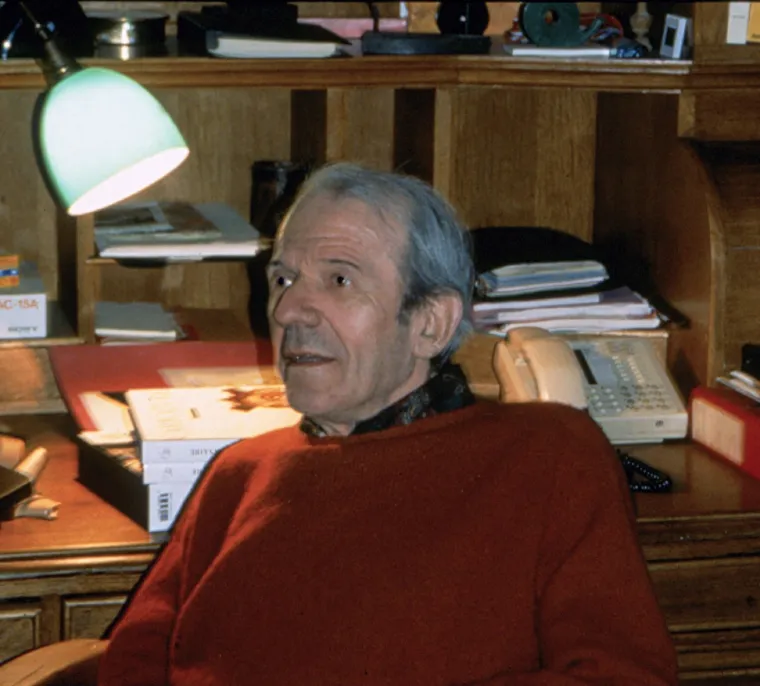 15. Gilles Deleuze - Ovog velikog francuskog filozofa mnogi su cijenili i po&scaron;tovali tijekom njegovog života. Michel Foucault ga je nazvao "jedinim filozofskim umom u Francuskoj". Ideje koje je iznio u knjigama kao &scaron;to je "Antiedip" utjecale su na mislioce od 1950-ih. Dok je Deleuze živio 70 godina, borio se s respiratornim problemima od djetinjstva, a plućno krilo mu je uklonjeno 1968. godine zbog tuberkuloze. Do 1990-ih, jednostavni svakodnevni poslovi bili su mu nepodno&scaron;ljivi, a 1995. filozof se bacio kroz prozor svog stana.