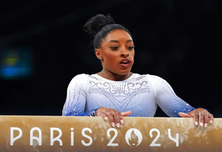 Simone Biles slavna je gimnastičarka koja ima 11 olimpijskih medalja 30 svjetskih medalja. Najtrofejnija je gimnastičarka ikad.  