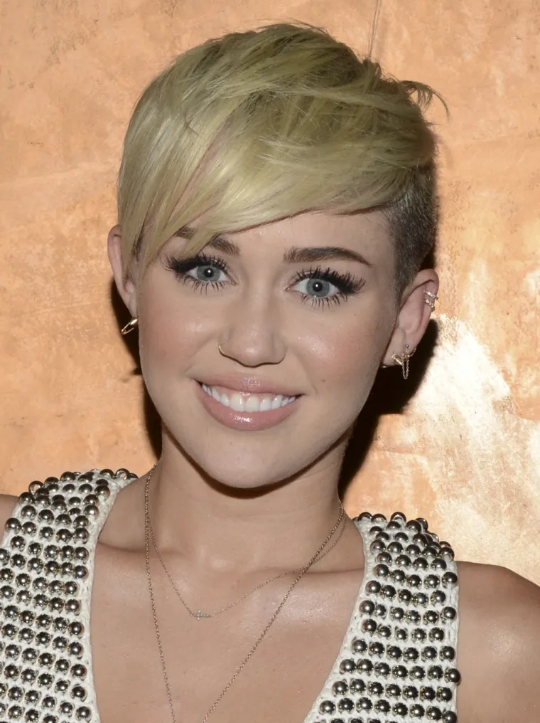  Miley je kroz godine radikalno mijenjala svoj izgled – od klasične mlade zvijezde do rock zvijezde s odvažnim frizurama i odjećom.