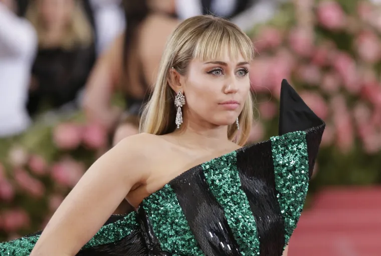 Od povučene djevojčice do otkačene zvijezde: Ovo su najbizarnija izdanja Miley Cyrus