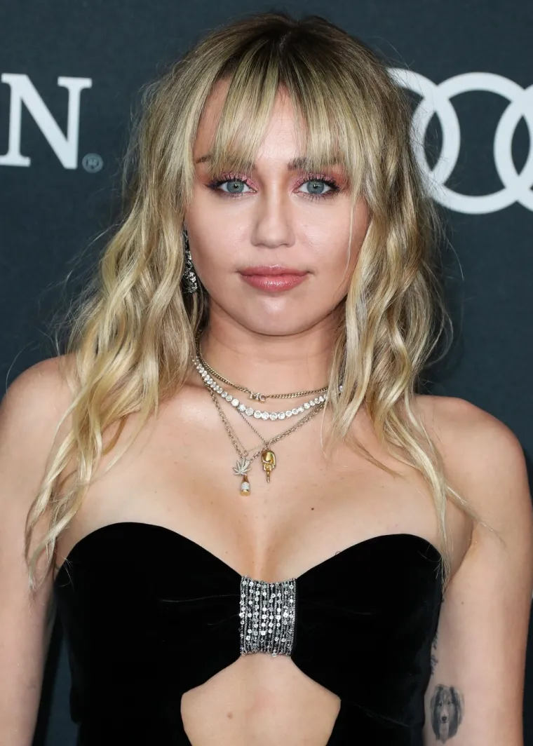 Od povučene djevojčice do otkačene zvijezde: Ovo su najbizarnija izdanja Miley Cyrus