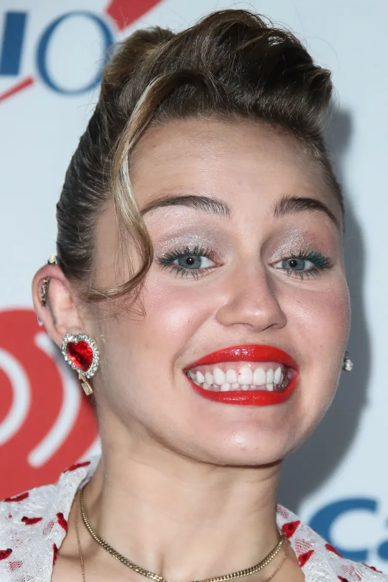 Od povučene djevojčice do otkačene zvijezde: Ovo su najbizarnija izdanja Miley Cyrus