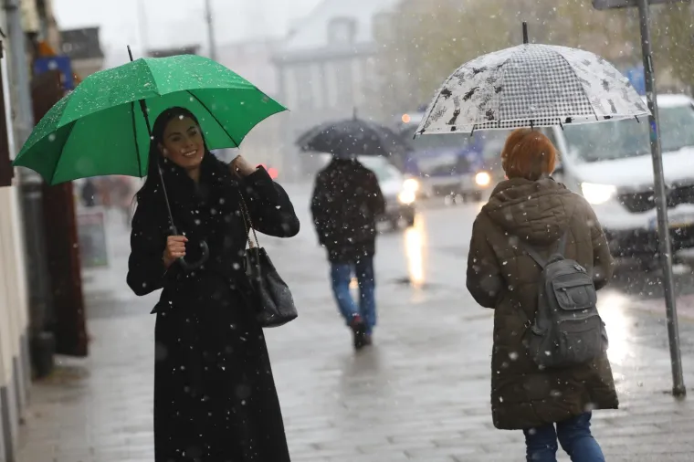 Nekima stvara probleme i kaos, drugima radost! Snijeg uoči adventa zabijelio veći dio zemlje