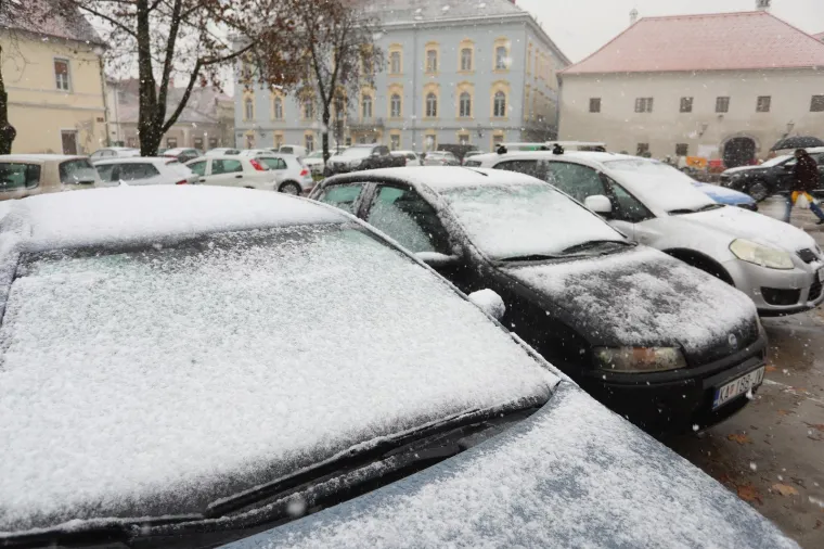 Nekima stvara probleme i kaos, drugima radost! Snijeg uoči adventa zabijelio veći dio zemlje