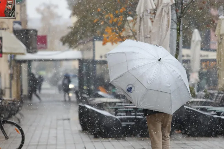 Nekima stvara probleme i kaos, drugima radost! Snijeg uoči adventa zabijelio veći dio zemlje