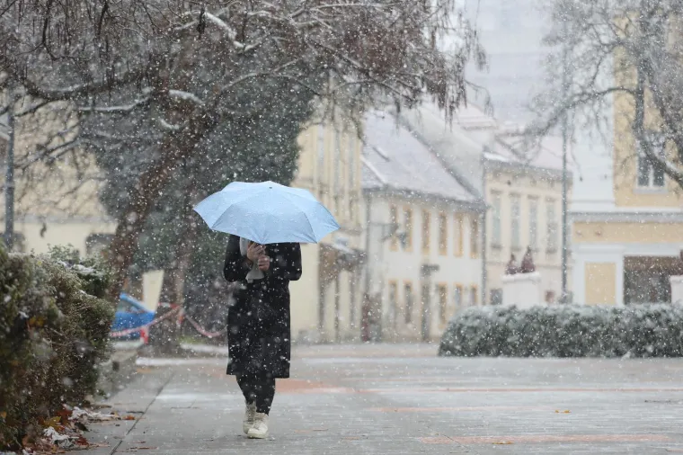 Nekima stvara probleme i kaos, drugima radost! Snijeg uoči adventa zabijelio veći dio zemlje
