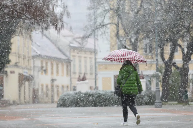 Nekima stvara probleme i kaos, drugima radost! Snijeg uoči adventa zabijelio veći dio zemlje