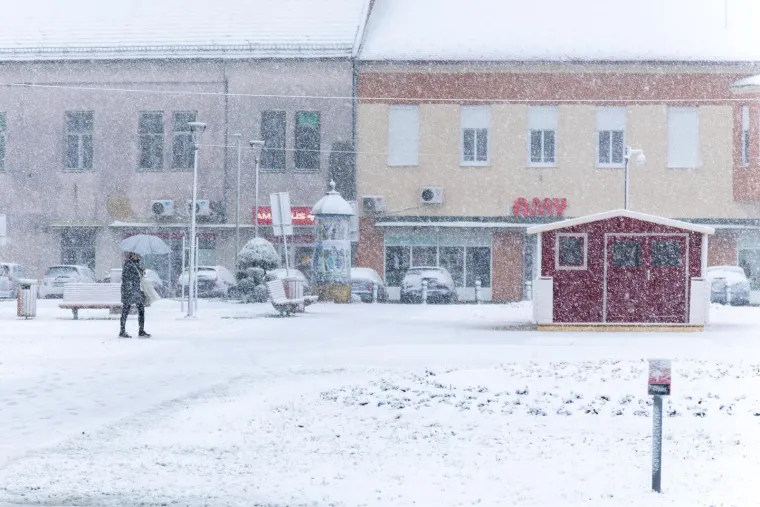Nekima stvara probleme i kaos, drugima radost! Snijeg uoči adventa zabijelio veći dio zemlje