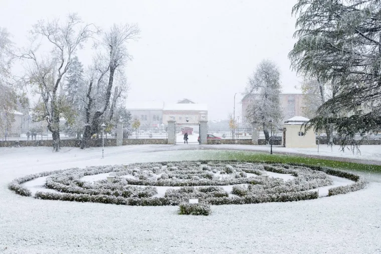 Nekima stvara probleme i kaos, drugima radost! Snijeg uoči adventa zabijelio veći dio zemlje
