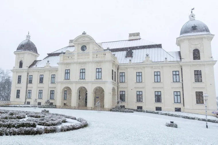 Nekima stvara probleme i kaos, drugima radost! Snijeg uoči adventa zabijelio veći dio zemlje