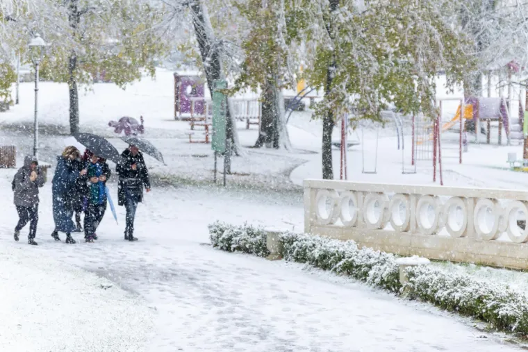 Nekima stvara probleme i kaos, drugima radost! Snijeg uoči adventa zabijelio veći dio zemlje