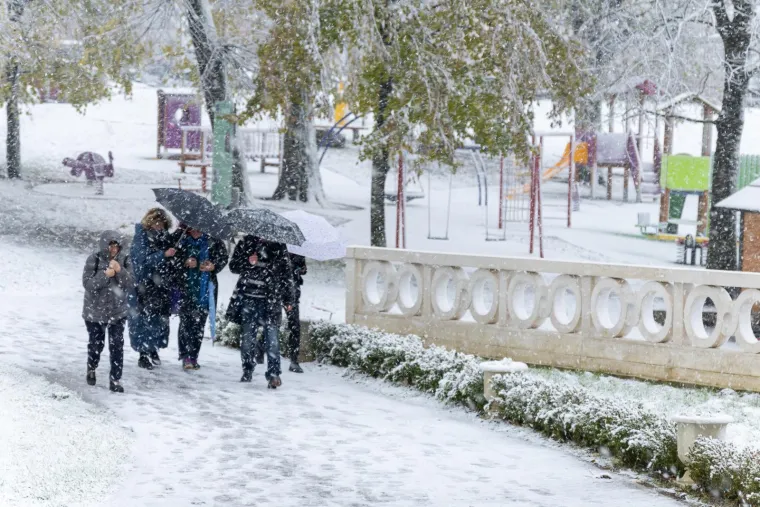 Nekima stvara probleme i kaos, drugima radost! Snijeg uoči adventa zabijelio veći dio zemlje