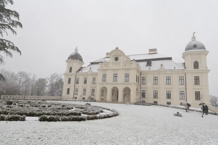 Nekima stvara probleme i kaos, drugima radost! Snijeg uoči adventa zabijelio veći dio zemlje