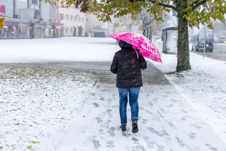 Nekima stvara probleme i kaos, drugima radost! Snijeg uoči adventa zabijelio veći dio zemlje