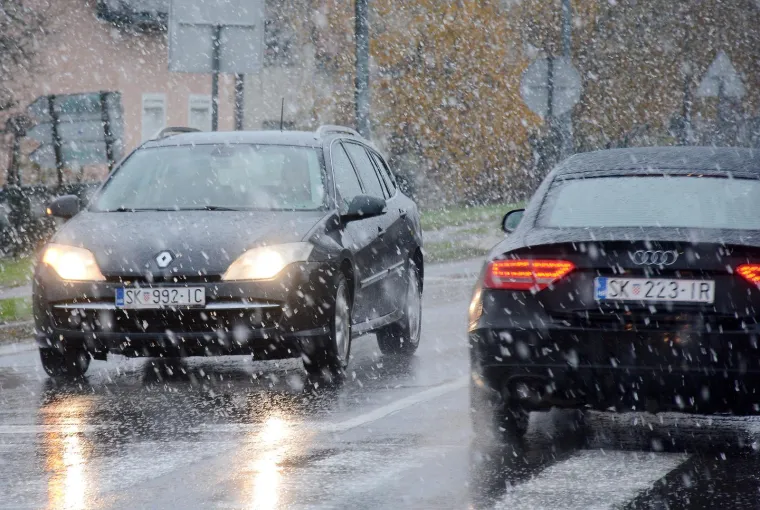 Nekima stvara probleme i kaos, drugima radost! Snijeg uoči adventa zabijelio veći dio zemlje