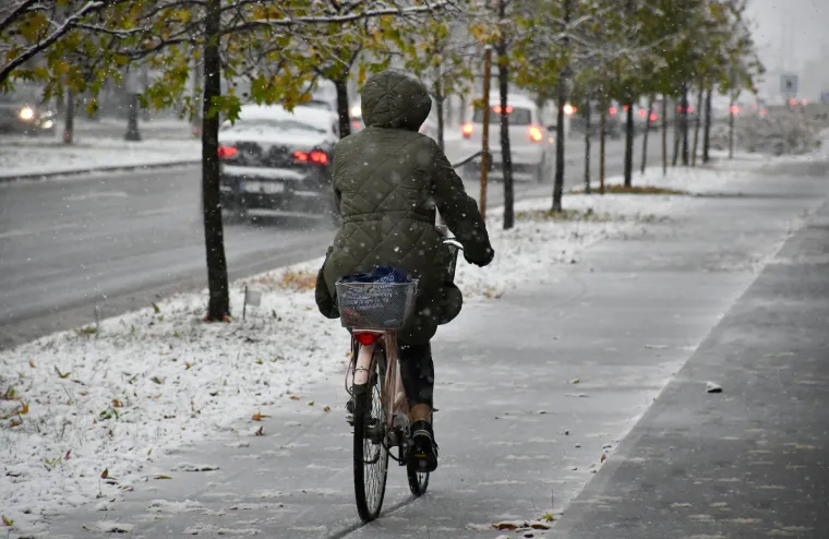 Nekima stvara probleme i kaos, drugima radost! Snijeg uoči adventa zabijelio veći dio zemlje
