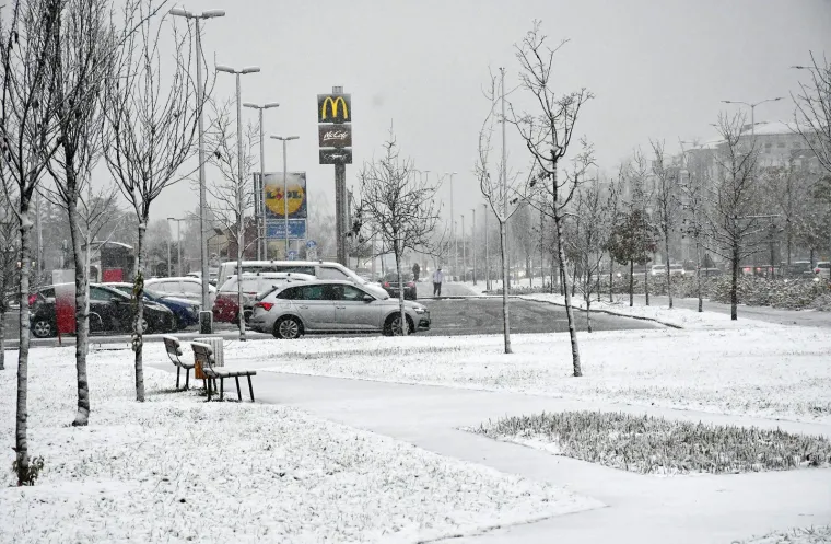 Nekima stvara probleme i kaos, drugima radost! Snijeg uoči adventa zabijelio veći dio zemlje
