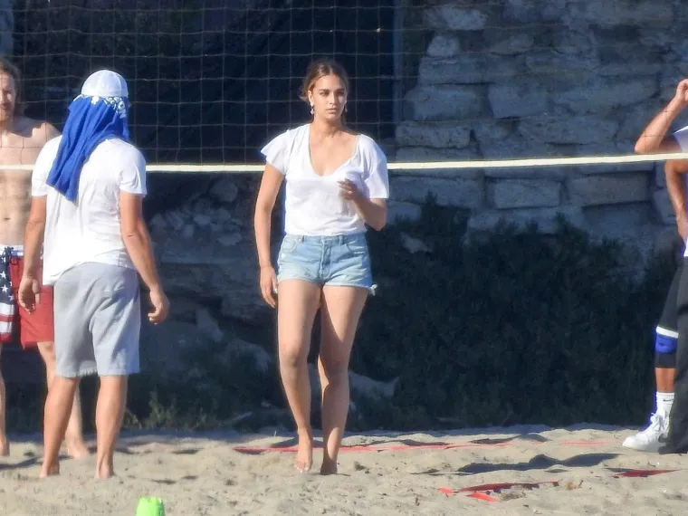 Znate li tko je Camila Morrone? Zavela je DiCaprija koji joj može biti otac, a nedavno pozirala sa Slavkom Sobinom