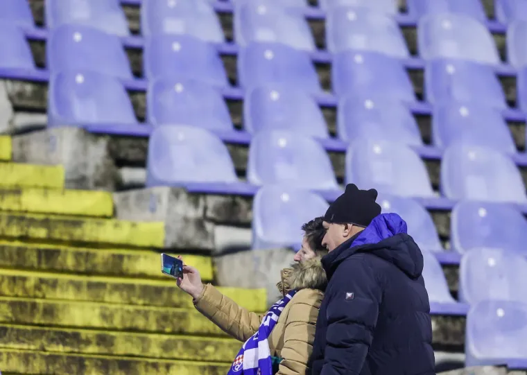 Iako je bilo hladno i temperatura padala, dinamovcima je bilo toplo oko srca zbog njihovog Dinama koji je uskoro počinjao utakmicu protiv Rijeke. 
