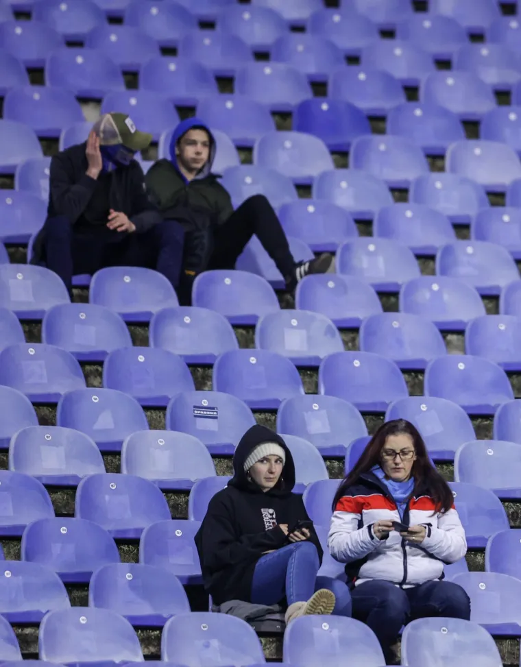 Zanimljiva je naljepnica na jednoj od stolica - &Scaron;pansko. Kakav detalj, ba&scaron; upada u oči. Inače, &Scaron;pansko je jako Dinamovo utoči&scaron;te i jak kvart s Bad Blue Boysima. 