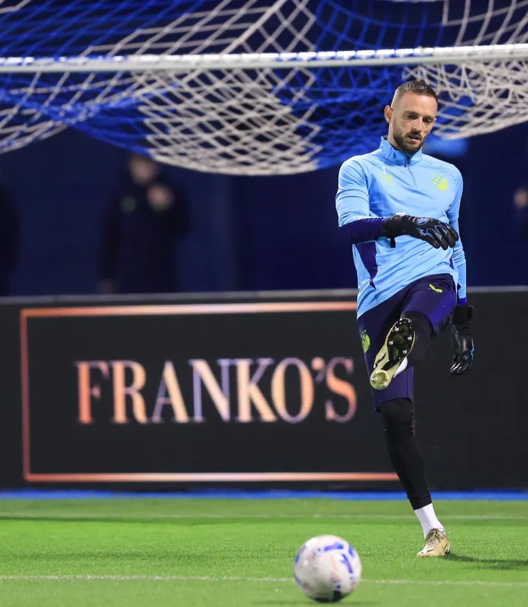 Dok su navijači ulazili na tribine, igrači Dinama i Rijeke su s ezagrijavali na terenu.