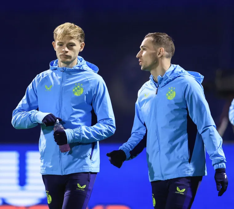 Ovako su izgledale tribine prije početka derbija, jedna naljepnica na stolici posebno upada u oči