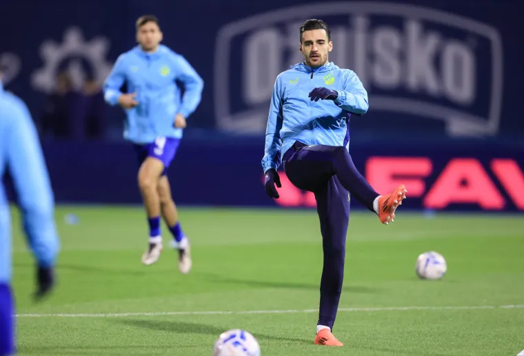 Ovako su izgledale tribine prije početka derbija, jedna naljepnica na stolici posebno upada u oči