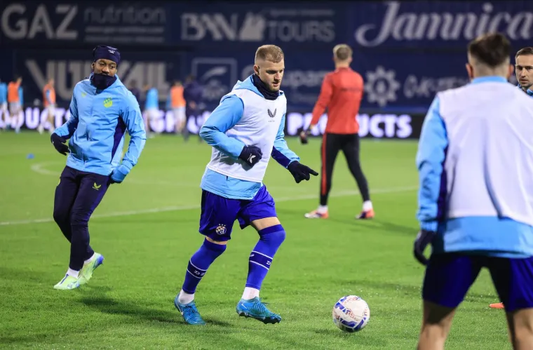 Ovako su izgledale tribine prije početka derbija, jedna naljepnica na stolici posebno upada u oči