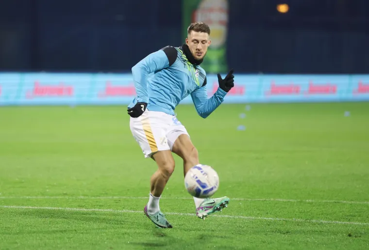 Ovako su izgledale tribine prije početka derbija, jedna naljepnica na stolici posebno upada u oči