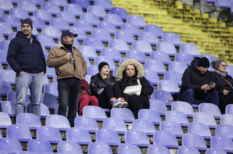 Pogledajte kako su ljudi zabundani. Pravo zimsko vrijeme i izdanje Dinamovih simpatizera. 