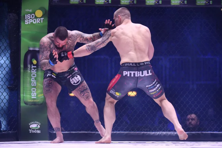 Prva je borba odmah krenula atraktivno. Tiriel Luka Abramović razbio je Denija Mirnića u stand upu već u prvoj rundi. Abramović je direktima izbombardirao Mirnića i slavio tehničkim nokautom nakon samo 46 sekundi.