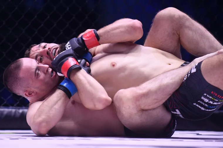 Prava borba na tlu odvila se u drugoj borbi večeri između David Travničeka i Uro&scaron; Vesića. Travniček je slavio sjajnom giljotinom u drugoj rundi.