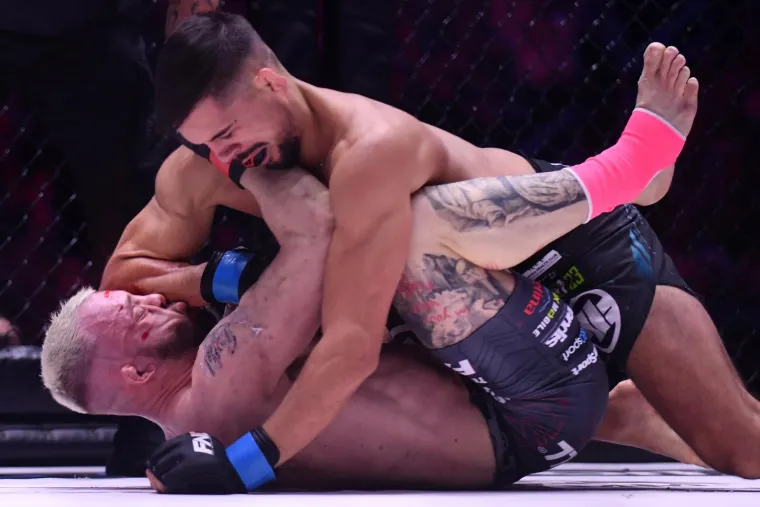 Gledtelje je osu&scaron;evila i borba Aleksandara Vukosavljevića i Antonija Budimir. Vukosavljević je bolje krenuo, no na kraju ga je Budimir izbombardirao laktovima