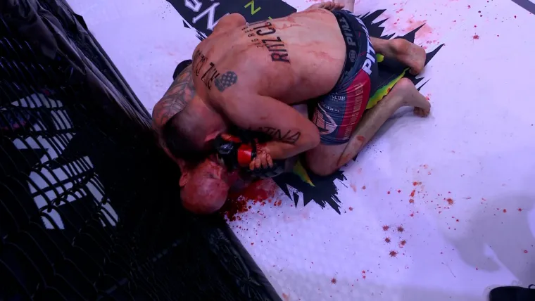 Veliku posjekotinu zaradio je Želva, krvi je bilo posvuda. No hrabro je nastavljao borbu.