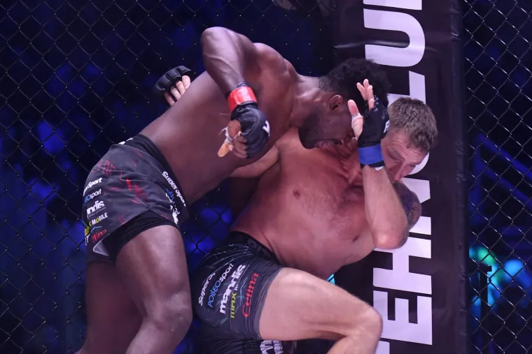 Rasplamsalo se između Ramosa i Jotka. Publika je uživala u odličnome meču. Kubanac ipak nije mogao protiv Jotka u drugoj rundi i liječnik je morao reagirati nakon pobjede Poljaka