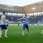 Jelenić slavi pred Kohortom dok je u pozadini Torcida. Moćan prizor.