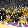 Dnevni Avaz piše kako je himna Hrvatske Lijepa naša ispraćena gromoglasnim aplauzom bosanskohercegovačkih navijača: &quot;Tako su se navijači Bosne i Hercegovine odužili Hrvatskoj na dočeku u Zagrebu prije tri dana, kada je himna Bosne i Hercegovine dočekana aplauzom.&quot;