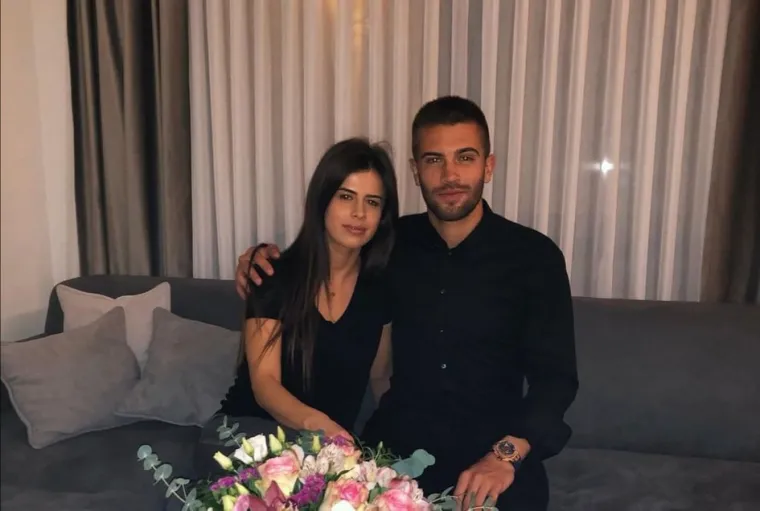 &apos;&apos;Mislim da smo toliko povezani zbog razdvojenosti od mladih dana. Bruna je uvijek tu za mene, prije svega kako bi me saslušala. Vjeruje u mene u svakoj situaciji pa se njezini savjeti u principu temelje na tome da me podsjeti kako se trud i rad uvijek isplate &apos;&apos;, rekao je Borna svojedobno za Story. 